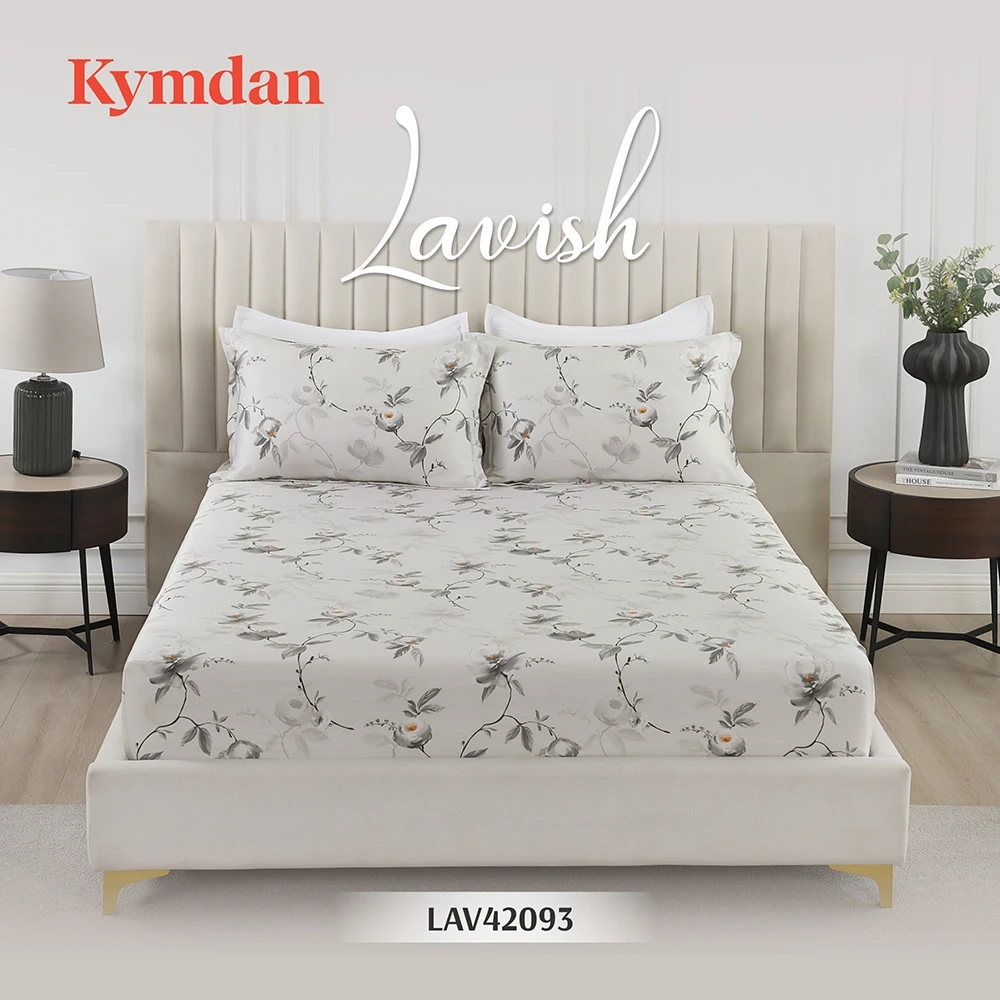Giường cao cấp Kymdan Luxury Dream màu kem, thiết kế đầu giường đệm dọc, trang trí họa tiết hoa lá trên chăn ga gối, đặt trong phòng ngủ hiện đại.