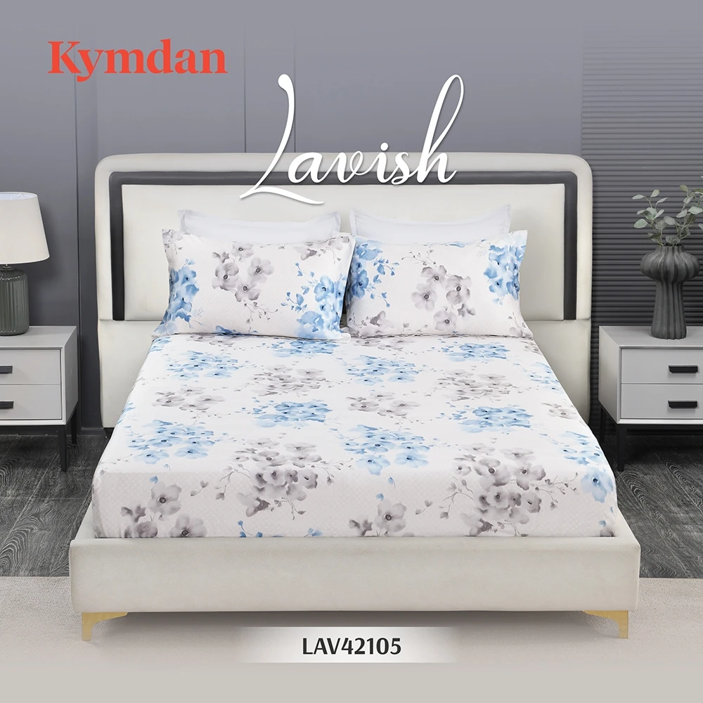Giường ngủ Kymdan Lavish với thiết kế đầu giường bọc da màu kem, đi kèm bộ chăn ga gối họa tiết hoa xanh nhạt và trắng, tạo nên vẻ đẹp thanh lịch cho phòng ngủ.