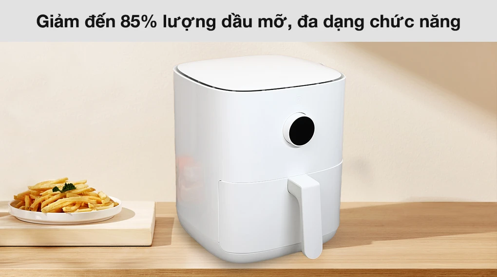 Máy chiên không dầu Xiaomi Mi Smart Air Fryer 3.5L màu trắng, đặt trên bàn gỗ, bên cạnh là đĩa khoai tây chiên vàng giòn.